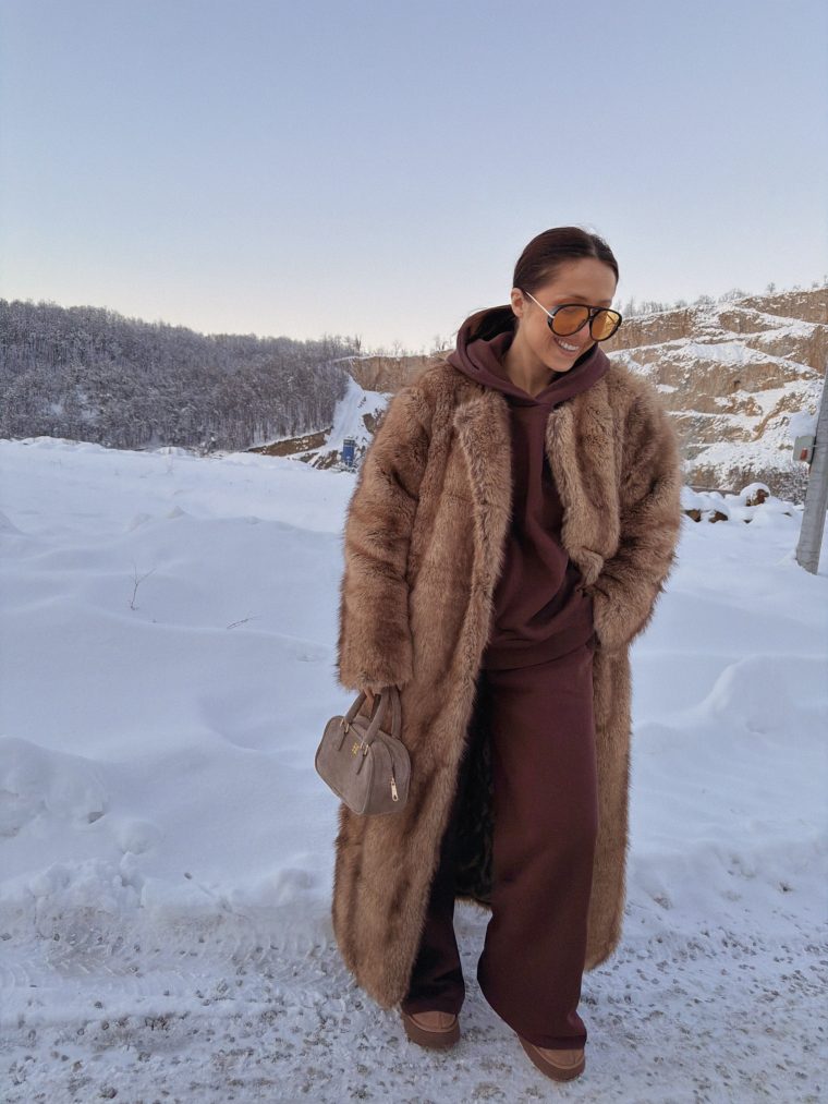 Edited in Tezza with: Cocoa, Brightness, Solare 17, & Exposure